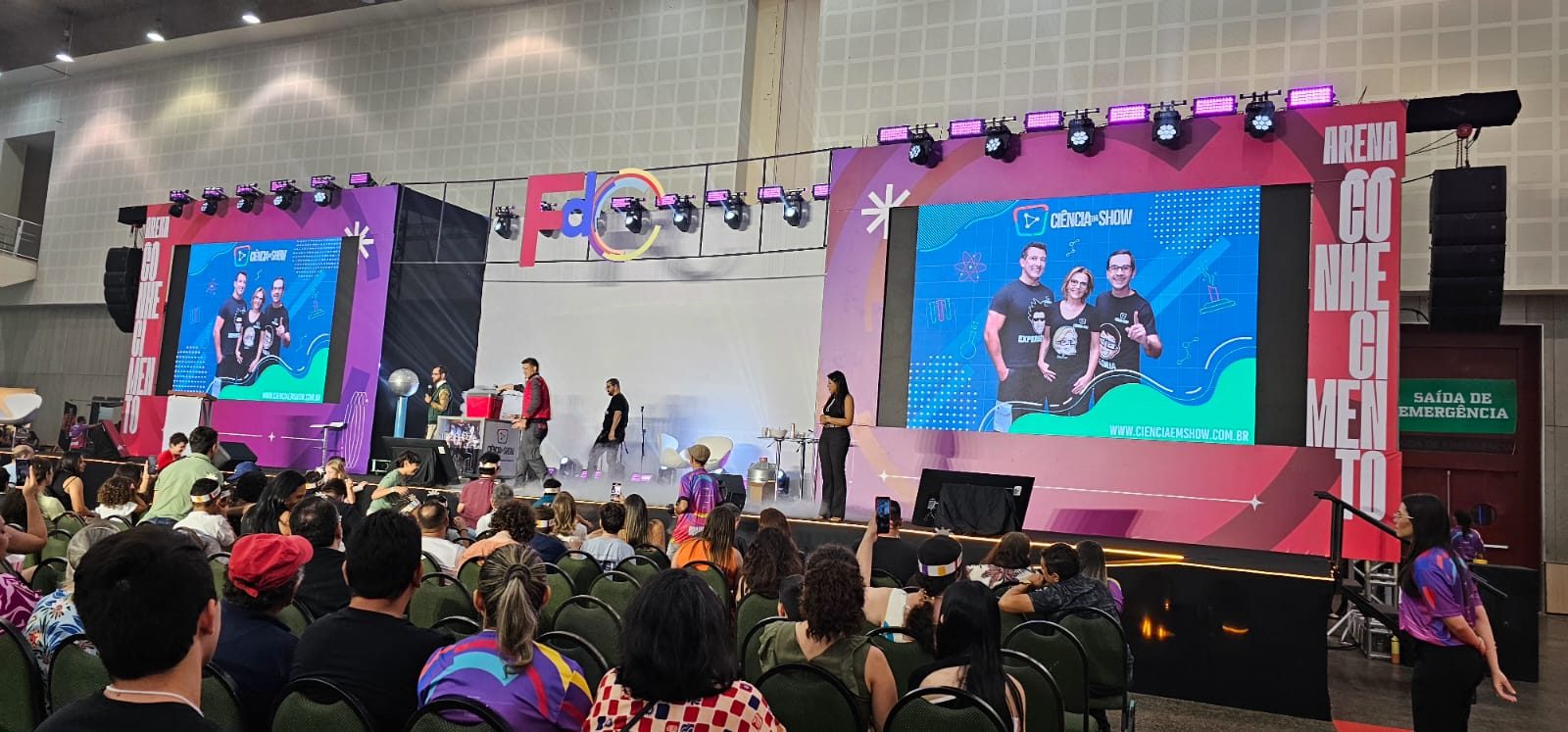 Plateia lotada durante uma apresentação do Ciência em Show