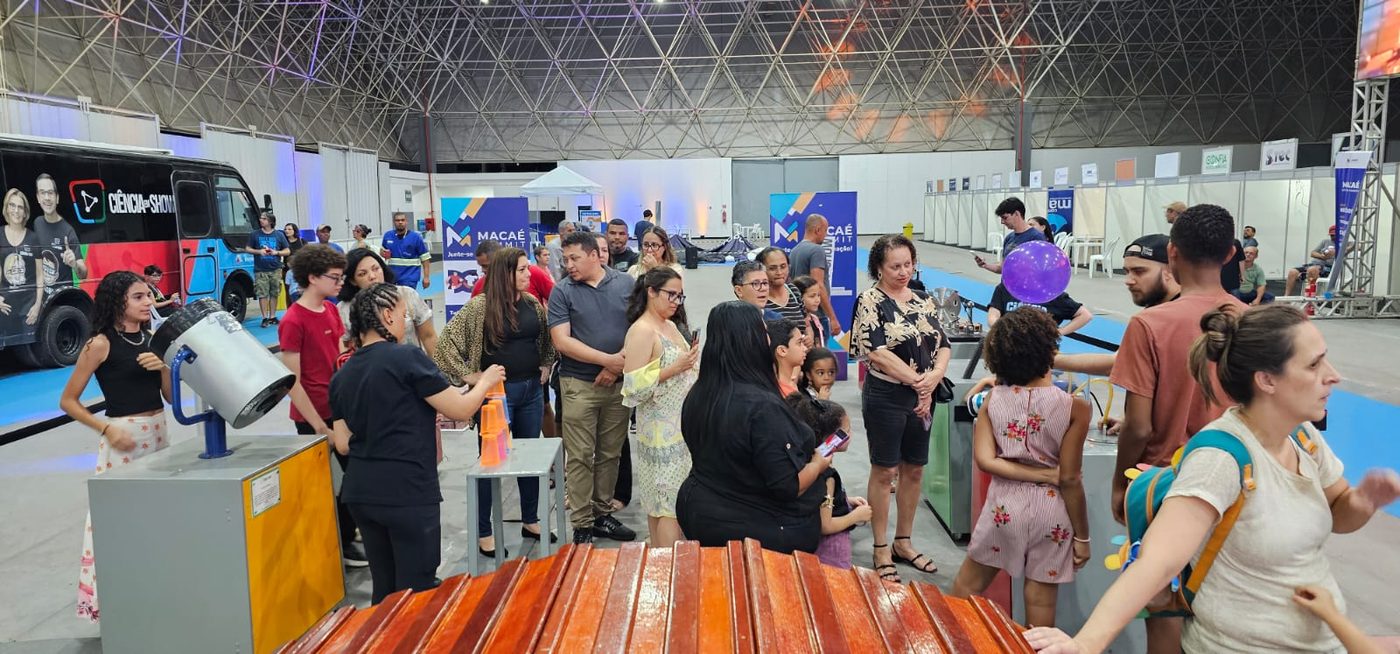Crianças participando de experimentos interativos do Ciência em Show em Macaé