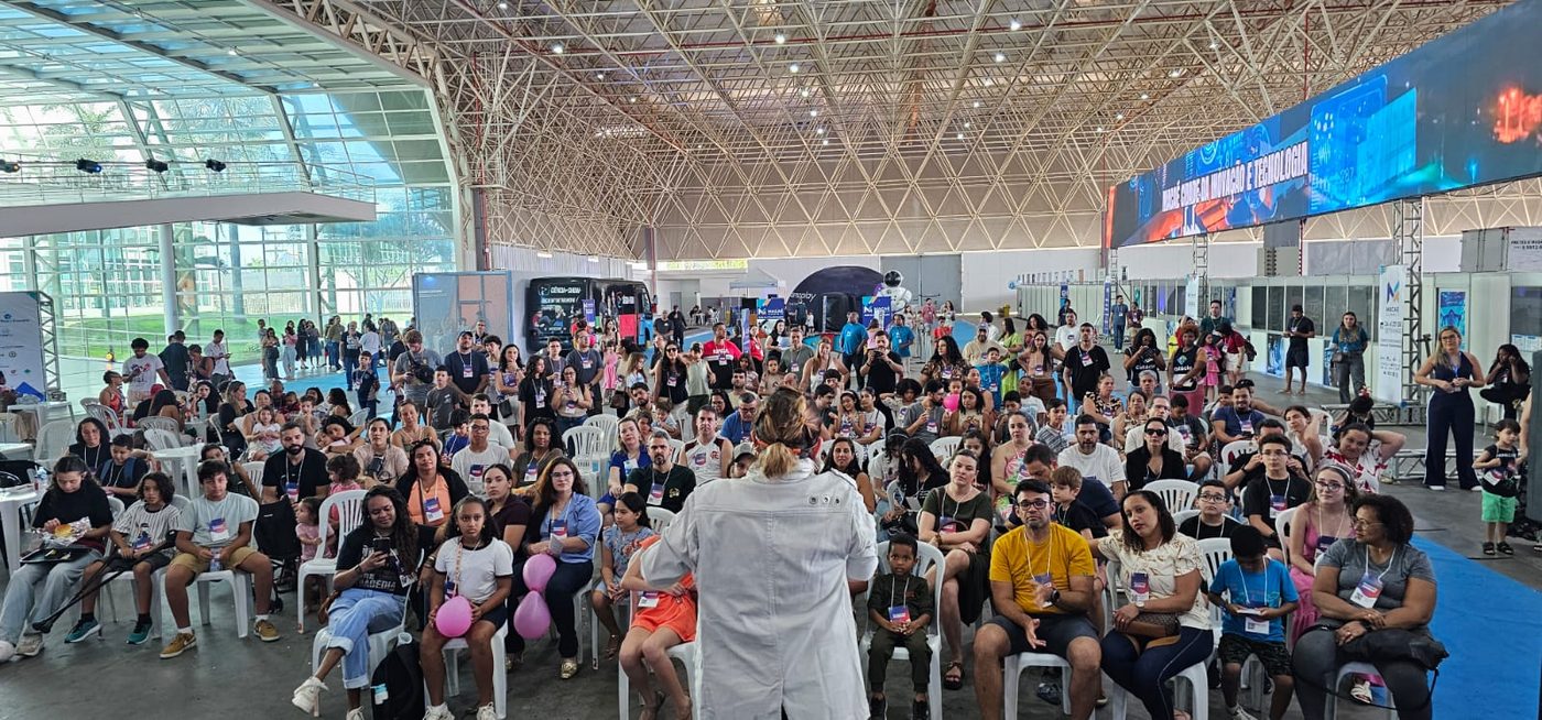 Público infantil participando da ativação do Ciência em Show em Macaé