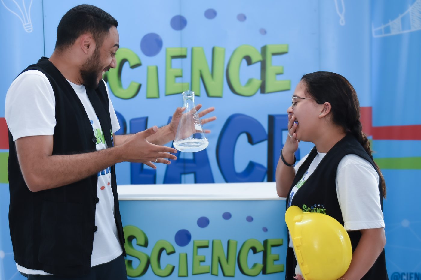 Comunicador do Ciência em Show conduzindo experimento na ativação da Phorte Educacional