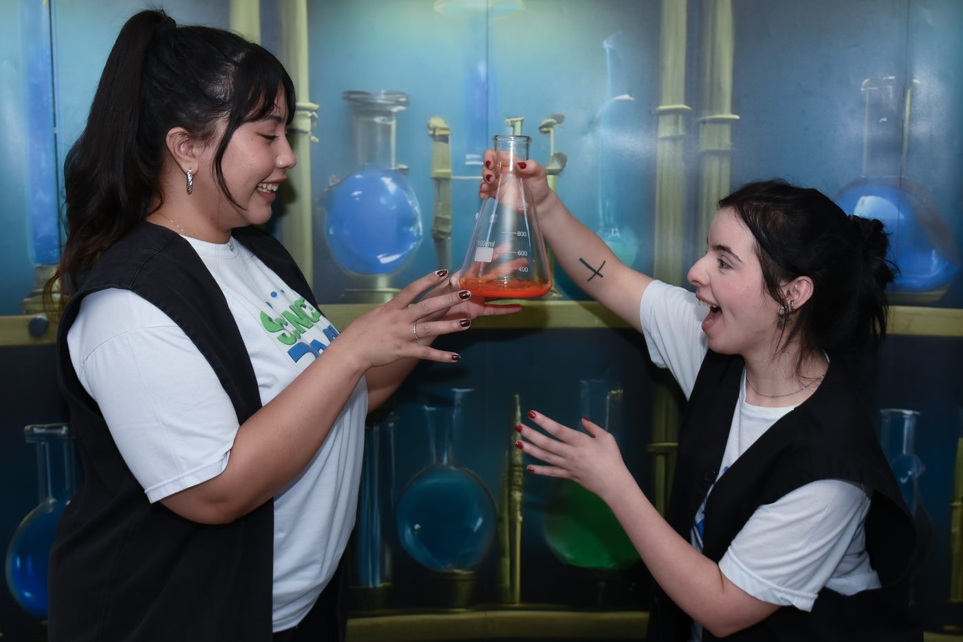 Comunicadoras do Ciência em Show em experimento científico na ativação da Phorte Educacional