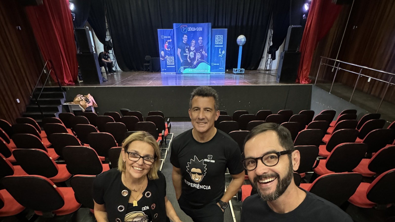 Equipe do Ciência em Show no palco montado para a ativação do Banco Safra